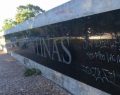 Barrabravas Chilenos escracharon el monumento a los caídos de Malvinas