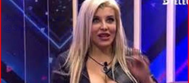 Charlotte explica como le gustan los hombres Charlotte explica como le gustan los hombres