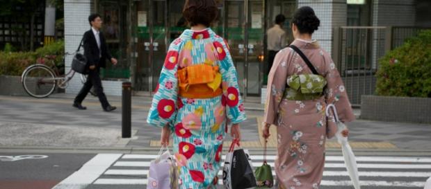 Ciudadanos y turistas visten kimono Ciudadanos y turistas visten kimono