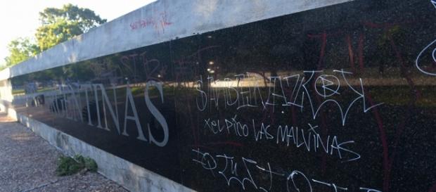 Imagen del cenotafio luego del escrache Imagen del cenotafio luego del escrache