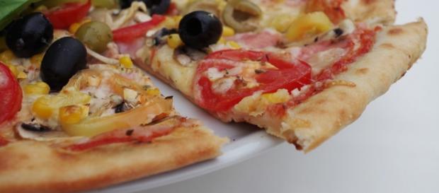 La pizza: il cibo ideale del sabato sera tra amici La pizza: il cibo ideale del sabato sera tra amici