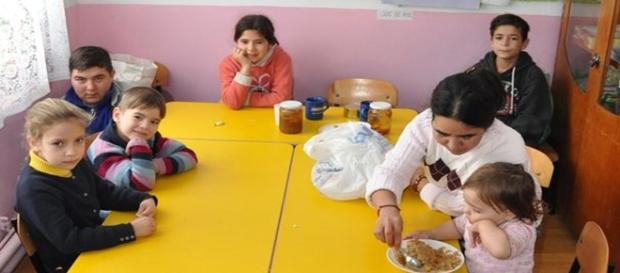 Mamă cu şapte copii în casă nouă Mamă cu şapte copii în casă nouă