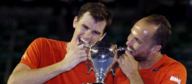 Murray e Soares comemoram o título de duplas Murray e Soares comemoram o título de duplas