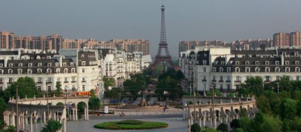 ”PARIS” de Shanghai-copie Turnul Eiffel ”PARIS” de Shanghai-copie Turnul Eiffel