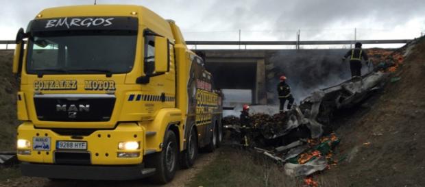 Autoridades espanholas removem os destroços Autoridades espanholas removem os destroços