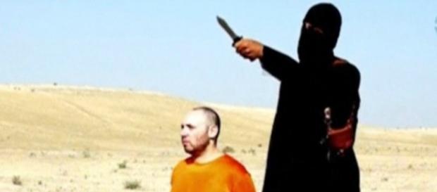 Il boia dell'Isis prima di un'esecuzione. Il boia dell'Isis prima di un'esecuzione.