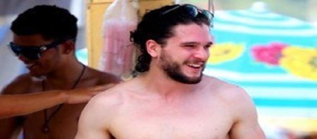 Kit Harington en la playa de Copacabana. Kit Harington en la playa de Copacabana.