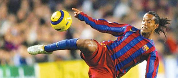 Ronaldinho jogando pelo Barcelona Ronaldinho jogando pelo Barcelona