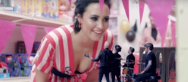 Demi Lovato no clipe do Fall Out Boy Demi Lovato no clipe do Fall Out Boy
