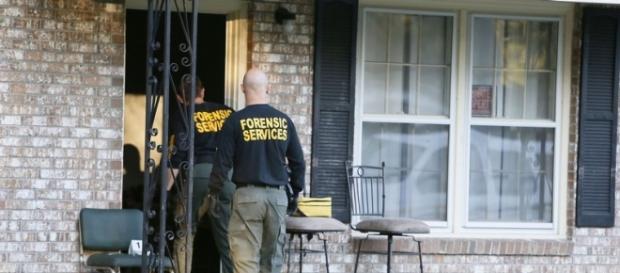 La policia entrendo en la casa de Ladson. La policia entrendo en la casa de Ladson.