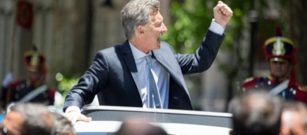 Macri por DNU impone monopolización de medios Macri por DNU impone monopolización de medios