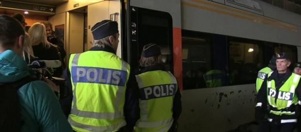 Polícia sueca fazem a revista dos passageiros Polícia sueca fazem a revista dos passageiros
