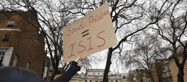 Manifestantes comparando a Arábia Saudita ao ISIS Manifestantes comparando a Arábia Saudita ao ISIS