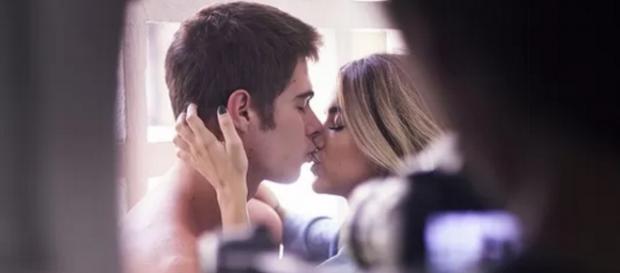 Rafael Vitti beija em clipe - Imagem: EGO Rafael Vitti beija em clipe - Imagem: EGO