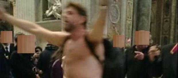 Un uomo entra nudo nella basilica di San Pietro Un uomo entra nudo nella basilica di San Pietro