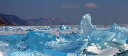 Il ghiaccio turchese del lago Baikal, Siberia.