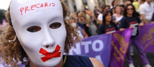 precario con maschera durante manifestazione