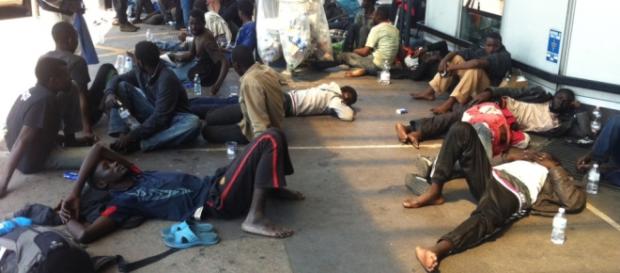 Immigrati alla stazione centrale di Milano Immigrati alla stazione centrale di Milano