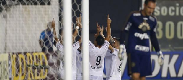 Jogadores do Santos festejando gol em Prass Jogadores do Santos festejando gol em Prass