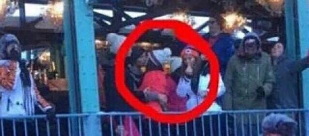 Louis e Danielle Campbell são flagrados beijando Louis e Danielle Campbell são flagrados beijando