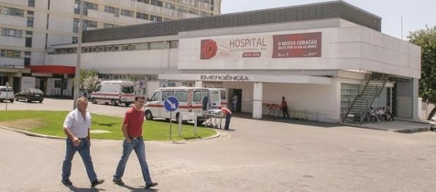 Marido e mulher são os únicos cardiologistas. Marido e mulher são os únicos cardiologistas.