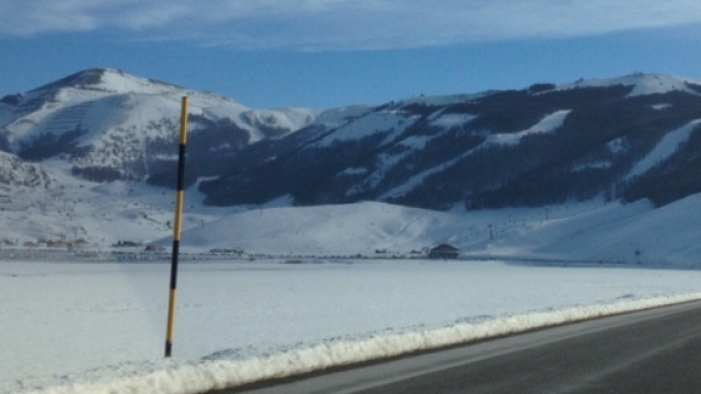 Campo Felice, sullo sfondo gli impianti da sci.
