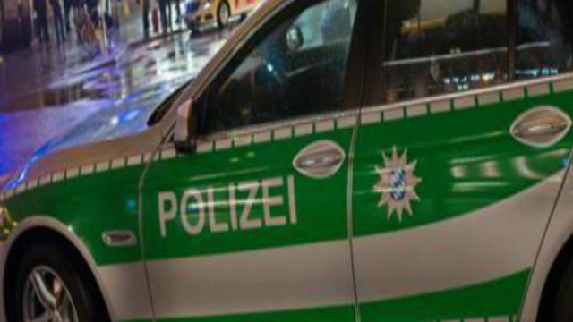 Pattuglia di polizia tedesca in piazza