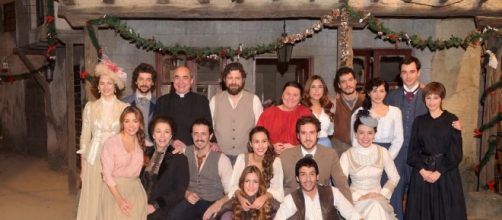 Nella foto una parte del cast dell'amatissima soap