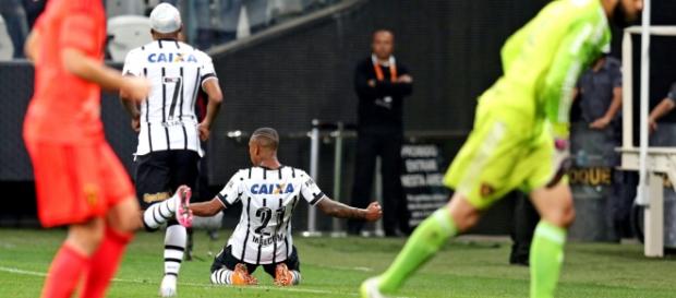Alegria do jogador comemorando um gol Alegria do jogador comemorando um gol