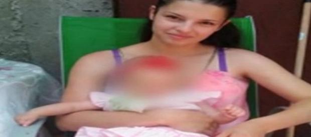 Mama care își explora copilul de numai 1 an Mama care își explora copilul de numai 1 an
