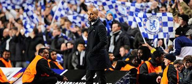 Pep Guardiloa, con la grada del Chelsea de fondo Pep Guardiloa, con la grada del Chelsea de fondo