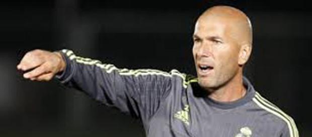 Zidane, dirigiendo un entrenamiento del Madrid Zidane, dirigiendo un entrenamiento del Madrid