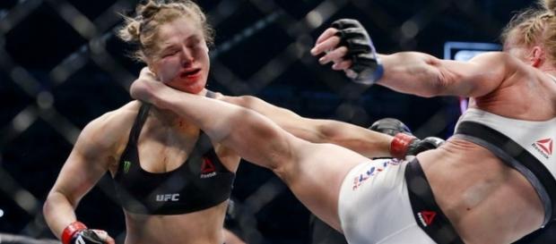 (bloodyelbow.com) Holm noqueó a Rousey en 2015. (bloodyelbow.com) Holm noqueó a Rousey en 2015.