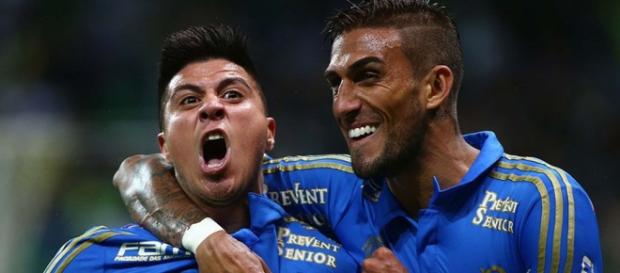 Cristaldo e Rafael Marques comemorando gol Cristaldo e Rafael Marques comemorando gol