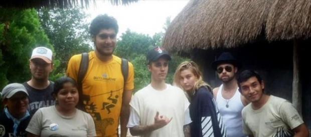 Justin y su nueva novia posando con fans Mexicanos Justin y su nueva novia posando con fans Mexicanos