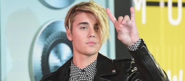 Justin y su particular saludo a sus fans Justin y su particular saludo a sus fans