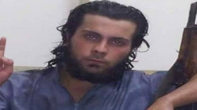 Miliziano giustizia la madre in pubblico