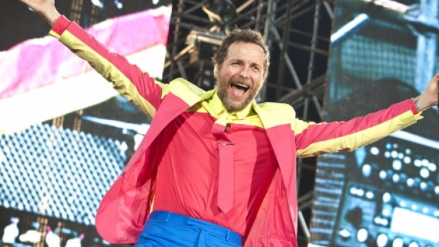 Nella foto Jovanotti in uno dei suoi concerti