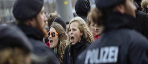 Giovani donne protestano a Colonia