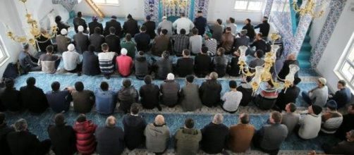 Una moschea piena di fedeli durante la preghiera