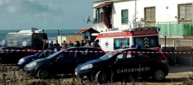 Foto della casa del delitto e dei carabinieri Foto della casa del delitto e dei carabinieri
