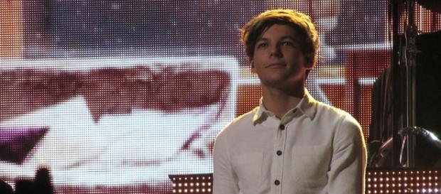 Louis Tomlinson on stage (Wikipedia) Louis Tomlinson on stage (Wikipedia)
