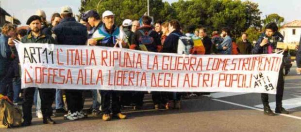 Manifestazione pacifista davanti la base di Aviano Manifestazione pacifista davanti la base di Aviano