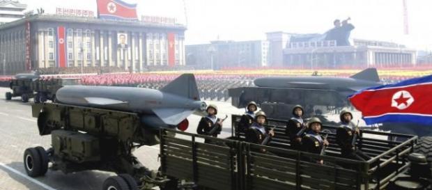 Parata militare per le strade di Pyongyang Parata militare per le strade di Pyongyang