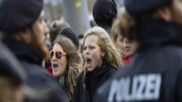 Giovani donne protestano a Colonia