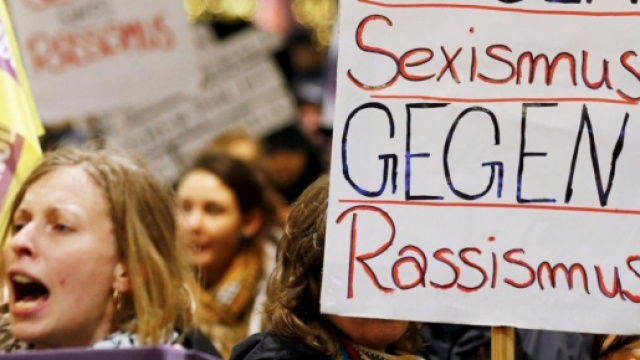 manifestanti nel centro di Colonia