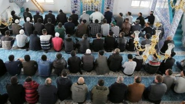 Una moschea piena di fedeli durante la preghiera