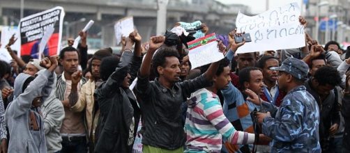 Diverse persone scese in piazza a protestare