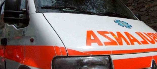 Ennesimo incidente sulla 106. Un ciclista si scontra con un'auto, muore. Ennesimo incidente sulla 106. Un ciclista si scontra con un'auto, muore.