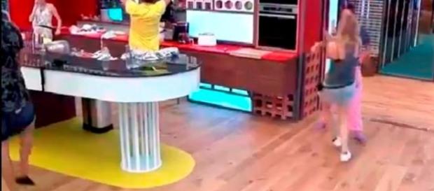 ‘GH 17’ Bea la ‘chonija’ le da un puñetazo a Montse ‘GH 17’ Bea la ‘chonija’ le da un puñetazo a Montse